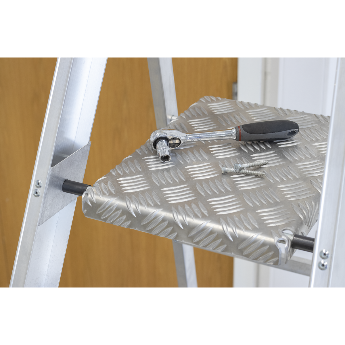 Aluminium Step Ladder 6-Tread Industrial BS EN 131